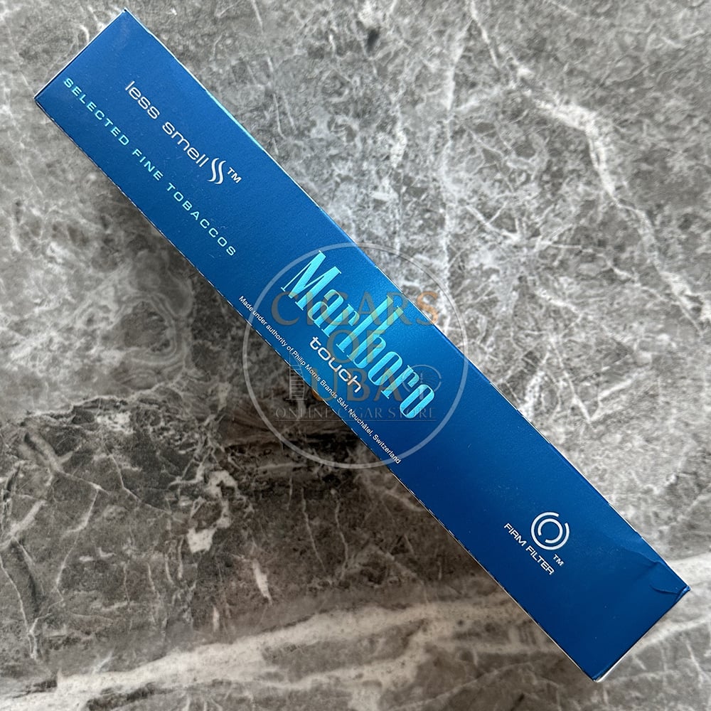 blue marlboro cigarettes Close up of a pack of cigarettes. The edition sold in Mexico Stock Photo Marlboro Silver Blue  